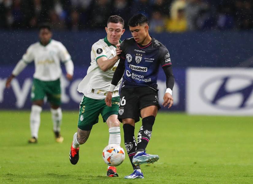 Kendry Páez (d) de Independiente disputa el balón con Aníbal Moreno de Palmeiras