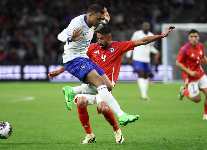Kylian Mbappé, capitán de Francia, en un duelo con Mauricio Isla, de Chile, durante un amistoso en el estadio Velodrome en Marseille.