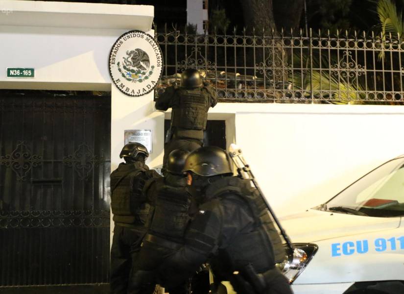 Policías en los exteriores de la embajada de México.