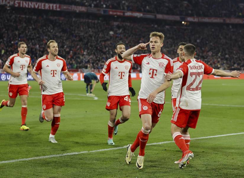 El jugador del Bayern Múnich Joshua Kimmich (3-d) celebra el gol ante el Arsenal