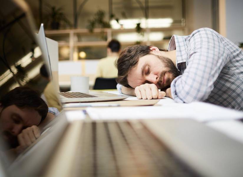 El exceso de trabajo es la principal causa de los malos hábitos de sueño.