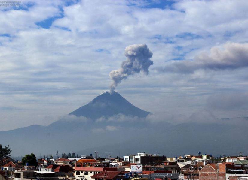 Volcán Tungurahua, ubicado 120 y 33 kilómetros al sur de Quito y Ambato respectivamente.