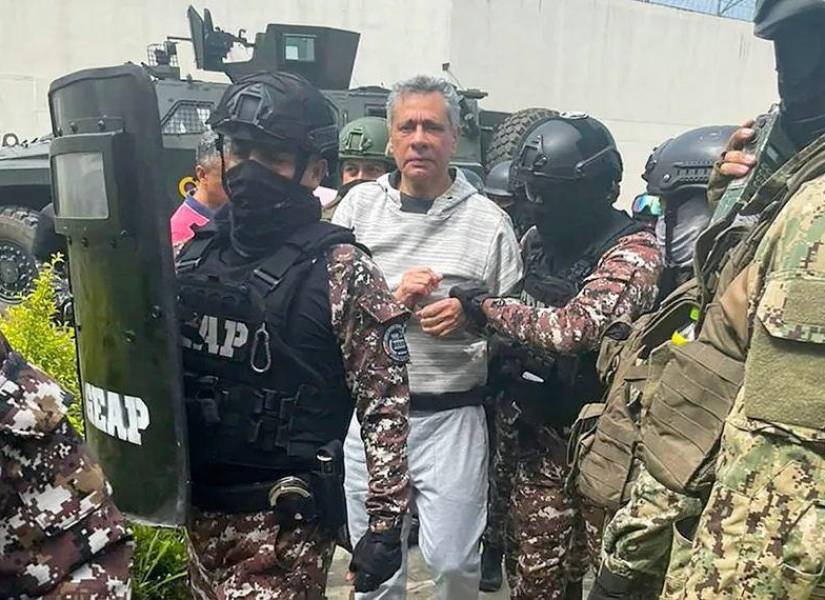 Jorge Glas acompañado por militares y policías.