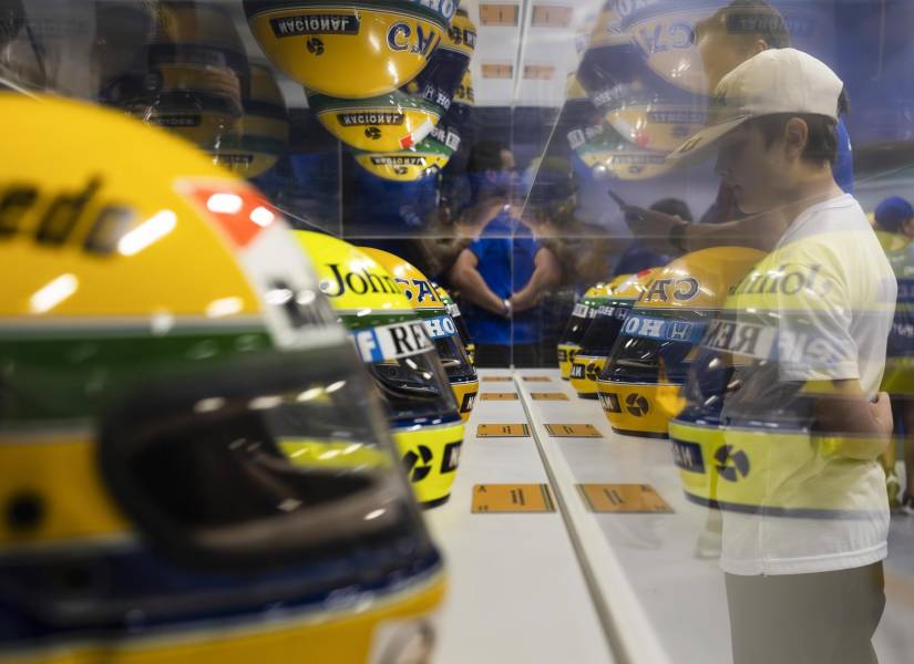 Un niño observa los cascos que pertenecieron al piloto brasileño Ayrton Senna en una exhibición en honor al piloto en el Circuito de Interlagos.