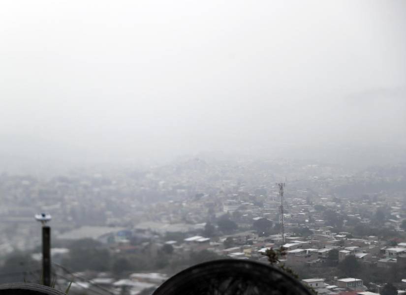 Fotografía que muestra la capa de humo causada por incendios forestales este miércoles, en Tegucigalpa.