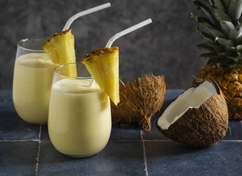 El coco y la piña pueden dar un toque tropical a tus comidas.