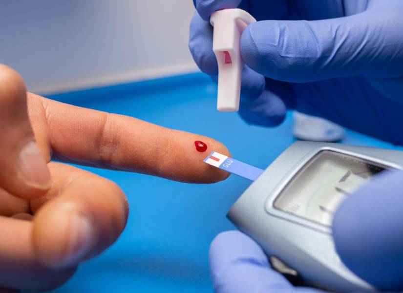 Dispositivos típicos para medir la glucosa en la sangre con un pinchazo en el dedo.