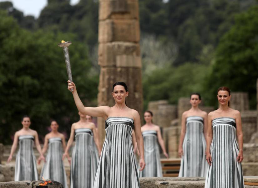 Encendido de la antorcha olímpica este lunes en las ruinas de la antigua Olimpia.