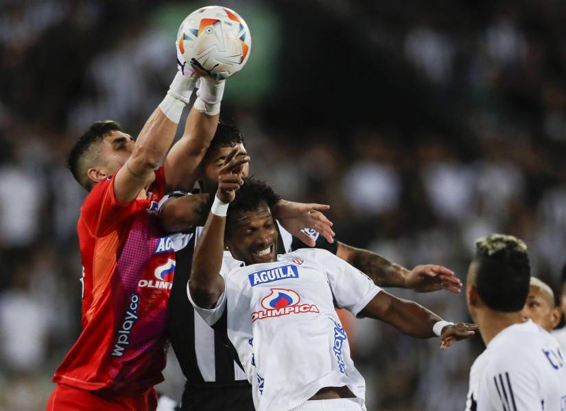 Santiago Mele (d) de Junior atrapa un balón en un partido de la fase de grupos de la Copa Libertadores entre Botafogo y Junior.