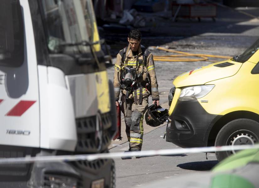 Un bombero en la zona de ocio de las Atalayas, en la ciudad española del Murcia.
