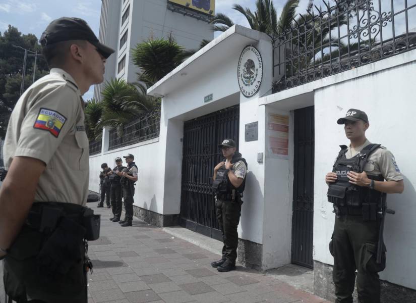La parte externa de la Embajada de México en Quito es custodiada por policías.