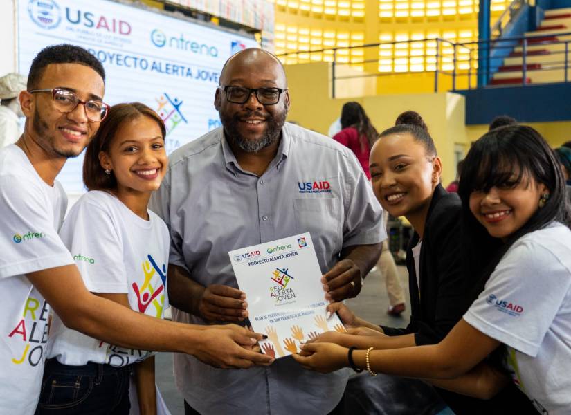Imagen de Arthur Brown como funcionario de la USAID en República Dominicana, en 2019.