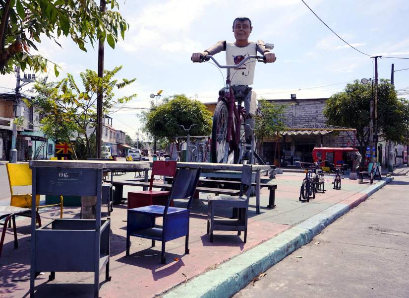 En la cooperativa Desarrollo Comunal, de la Isla Trinitaria, se levanta una estatua al ciclismo. En la cooperativa Desarrollo Comunal, de la Isla Trinitaria, se levanta una estatua al ciclismo.