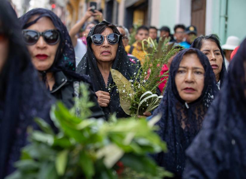 Feligreses asisten a la procesión del Domingo de Ramos en Quito (Ecuador).