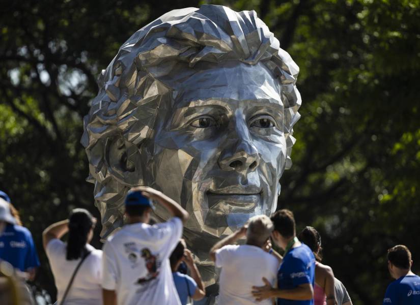 Personas visitan el busto del piloto brasileño Ayrton Senna, esculpido por su sobrina Lalalli Senna, este miércoles, en el Circuito de Interlagos, en Sao Paulo.