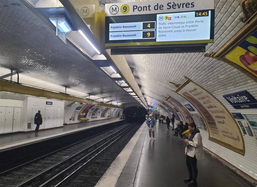 Vista de la estación de metro Voltaire, en París, detuvieron sus servicios por el arresto de hombre sospechoso con supuestas armas y explosivos.