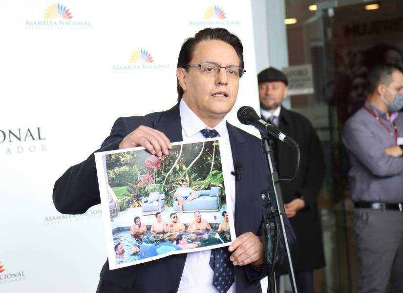 El entonces asambleísta Fernando Villavicencio presentando la foto en una piscina en la que aparecen Xavier Jordán y Ronny Aleaga, el 28 de septiembre de 2022.