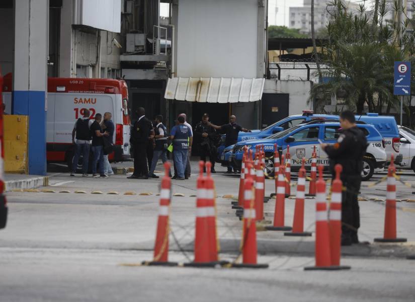 Policías y una ambulancia a la entrada de la principal terminal de Río de Janeiro Rodoviária do Río.