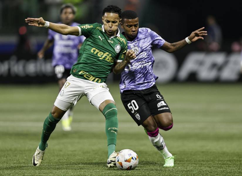 Lázaro Vinícius (i), de Palmeiras, disputa el balón con Keny Arroyo, de Independiente del Valle.