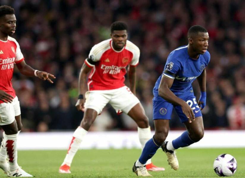 Moisés Caicedo y el Chelsea fueron goleados 5-0 por el Arsenal en Premier League.