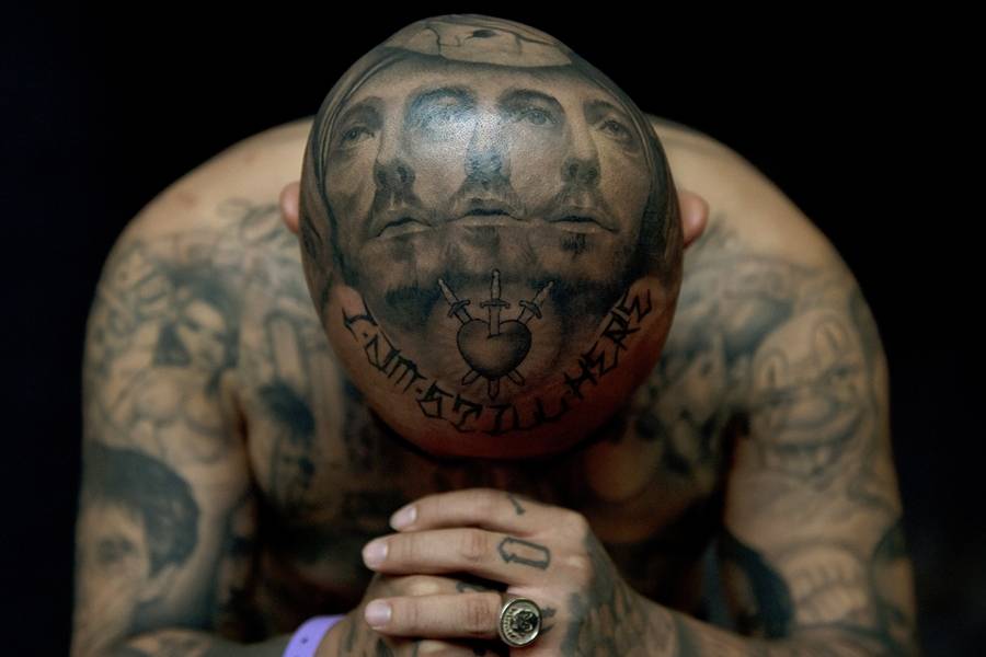 Por este motivo muchos latinos se están borrando los tatuajes en EE.UU.