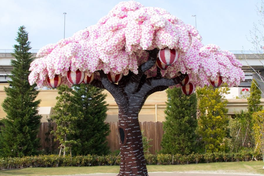 El árbol de cerezo hecho de bloques de LEGO