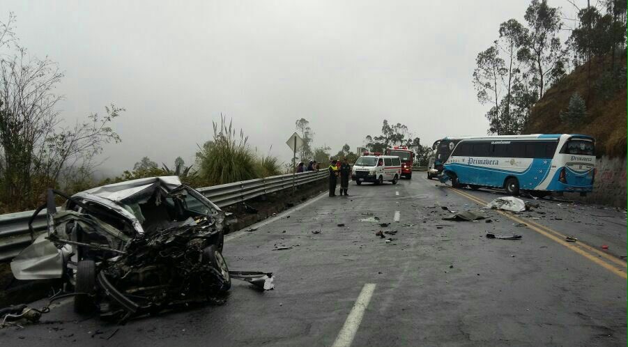 Dos fallecidos y dos heridos en accidente de tránsito en Ambato