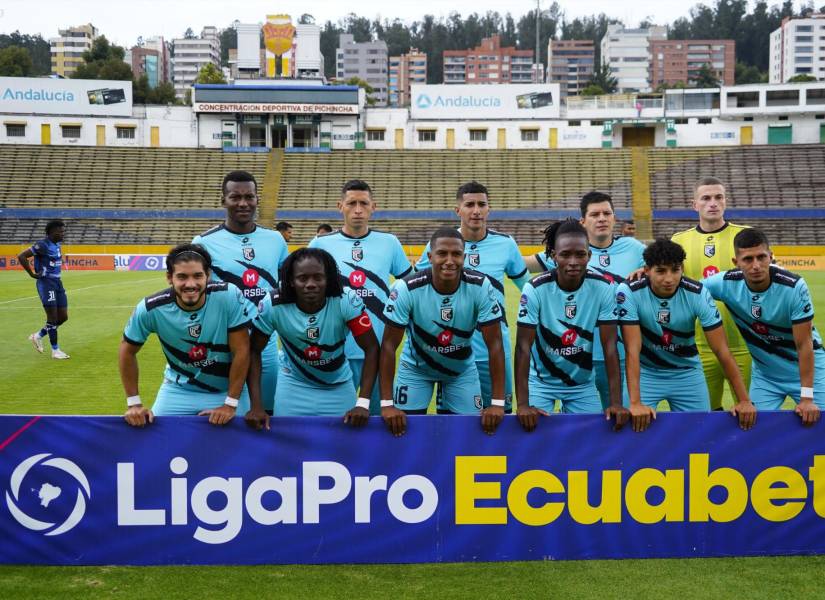Los jugadores de Cumbayá previo al partido contra Macará por la Liga Pro
