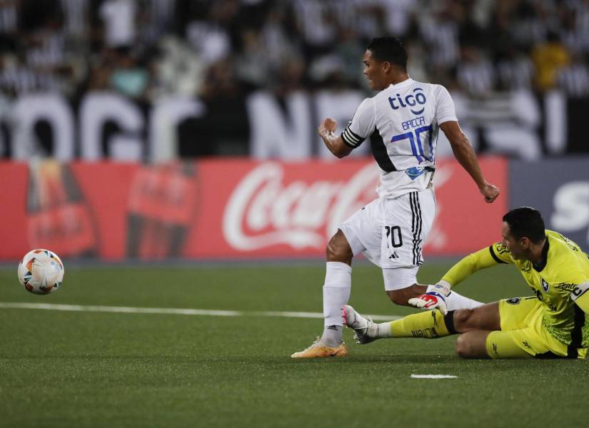 Carlos Bacca (i) de Junior marca un gol en un partido de la fase de grupos de la Copa Libertadores entre Botafogo y Junior en el estadio Olímpico Nilton Santos de Río en Janeiro (Brasil).