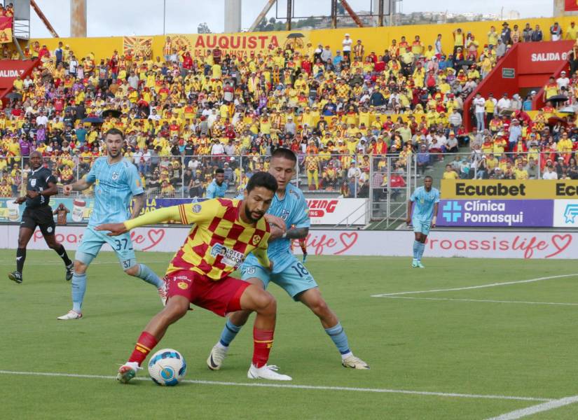 Jeison Medina disputa el balón contra un jugador de Universidad Católica