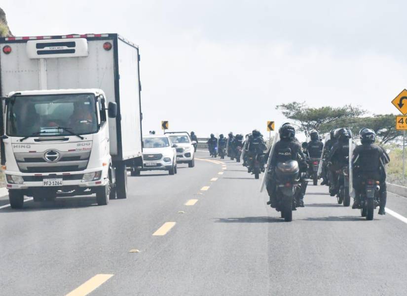 Policías despejan la vía Ibarra-Otavalo. Policías despejan la vía Ibarra-Otavalo.