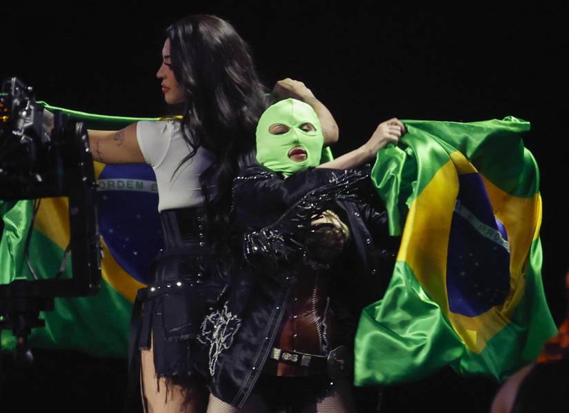 La cantante estadounidense Madonna y la cantante brasileña Pablo Vittar agitan banderas de Brasil durante un ensayo este viernes, en la playa de Copacabana en Río de Janeiro, Brasil.