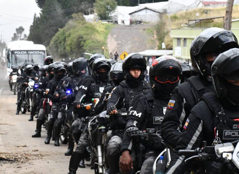 Policías despejan la vía Ibarra-Otavalo. Policías despejan la vía Ibarra-Otavalo.
