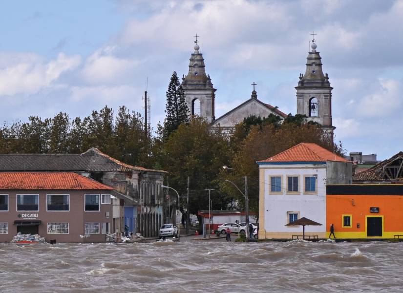 Fotografía de una inundación a orillas del Lago dos Patos
