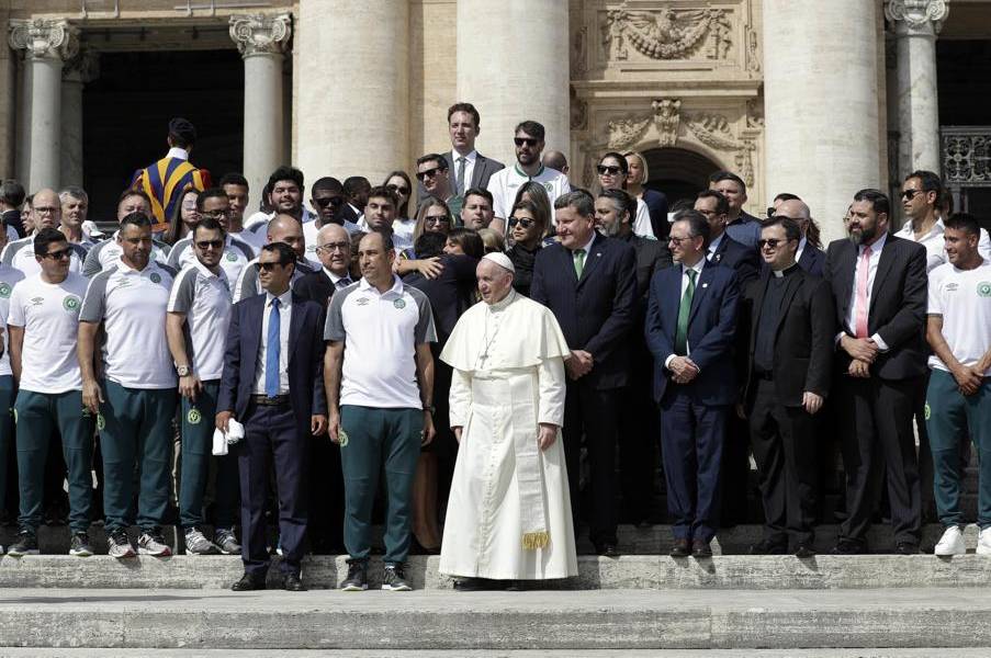 Sobrevivientes del Chapecoense visitaron al papa Francisco