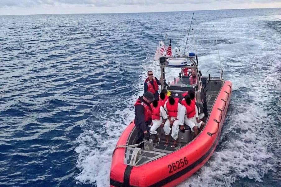 Detenidos en alta mar 4 ecuatorianos y 2 colombianos con “sustancias ilícitas”