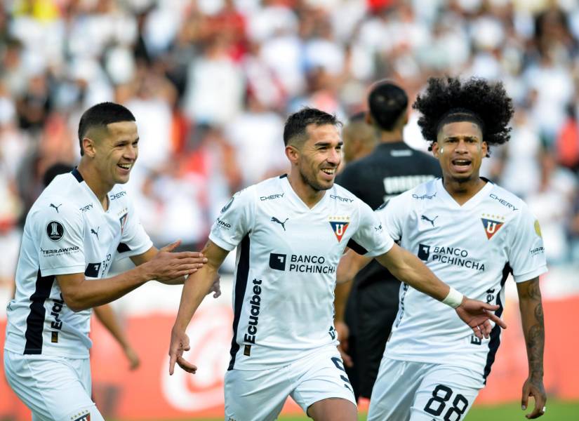 Alex Arce, Lisandro Alzugaray y Marco Angulo festejando un gol.