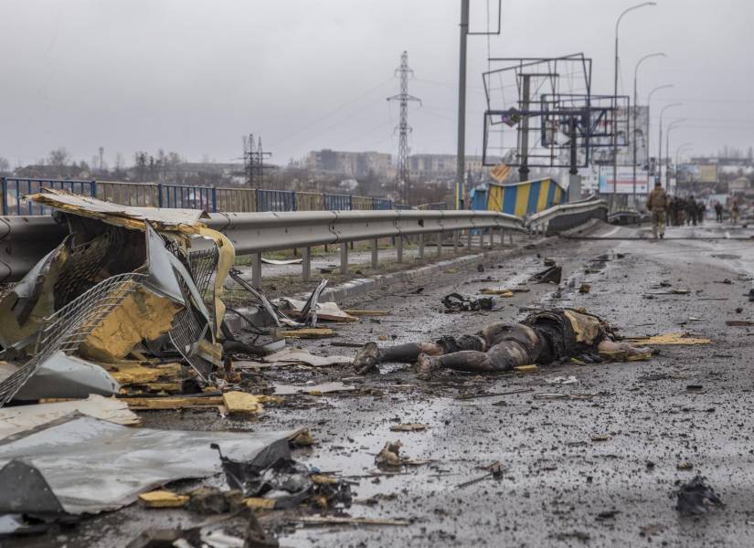 El cadaver de un hombre yace en una carretera de la localidad ucraniana de Bucha, cerca de Kiev.