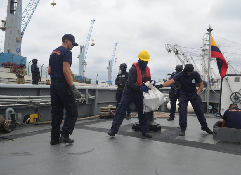 Manabí: Policía y Armada incautaron 74 bultos de droga que iba a Centroamérica