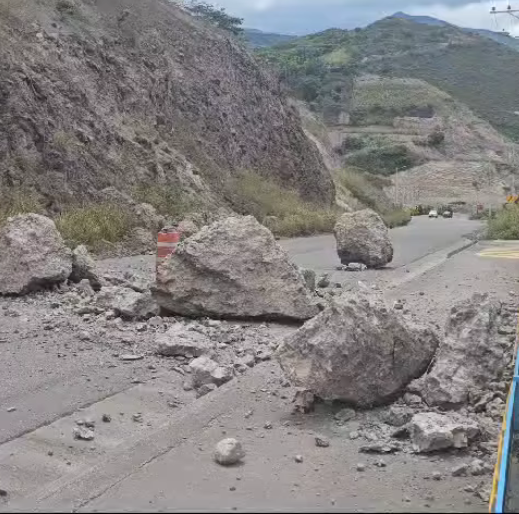 Caída de piedras en la vía Cuenca-Girón-Pasaje, este sábado 4 de mayo del 2024.