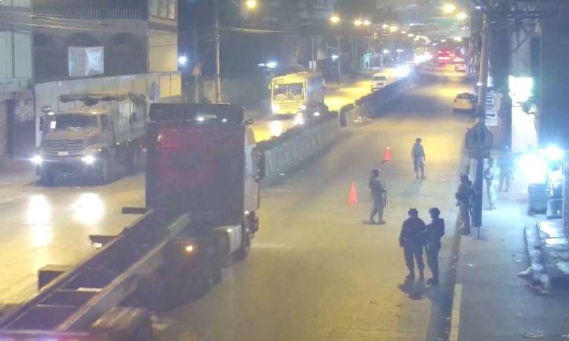 Un grupo de militares resguardaba la noche de este jueves una avenida cercana al Trinipuerto.
