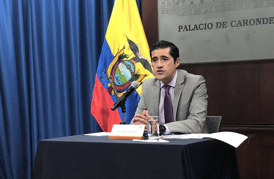 Ministro Martínez justifica la cuestionada nueva deuda