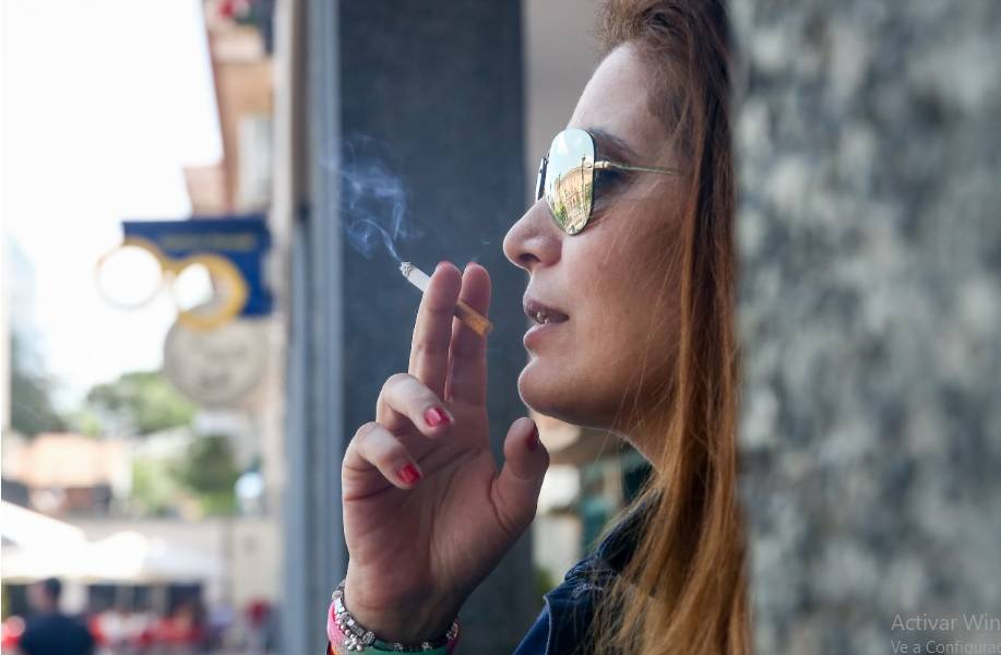 Mujeres fumadoras tienen 4 veces más riesgo de aneurisma cerebral