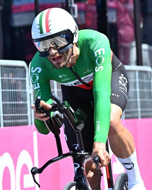 El especialista en las cronos Filippo Ganna ganó la etapa 14 del Giro de Italia