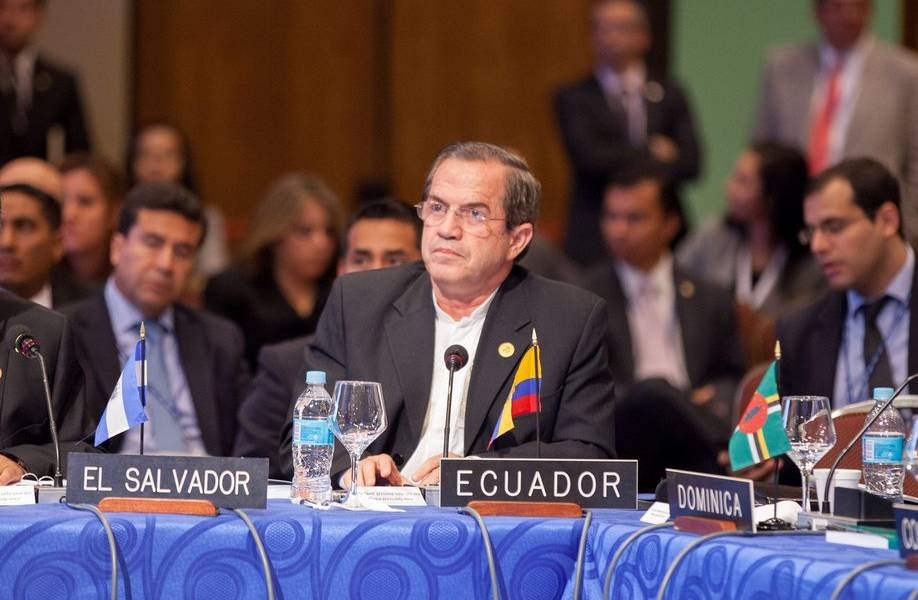 Ecuador dice que Venezuela debe resolver sus problemas sin injerencias