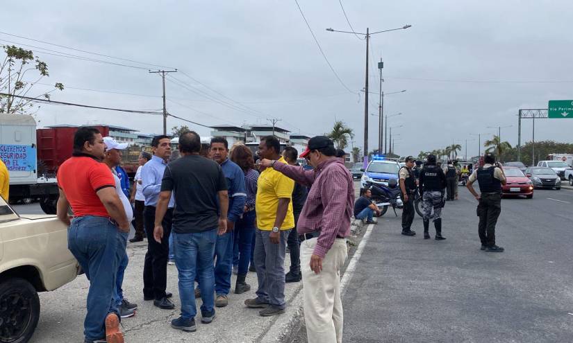 Los transportistas estacionaron sus vehículos a los costados de la avenida 25 de Julio, muy cerca de la entrada a la Autoridad Portuaria de Guayaquil, y cerraron el paso vehicular.