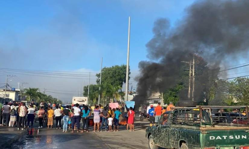 Los afectados de los barrios 50 Casas y Los Mangos cerraron la vía que une a los cantones Esmeraldas y Atacames.