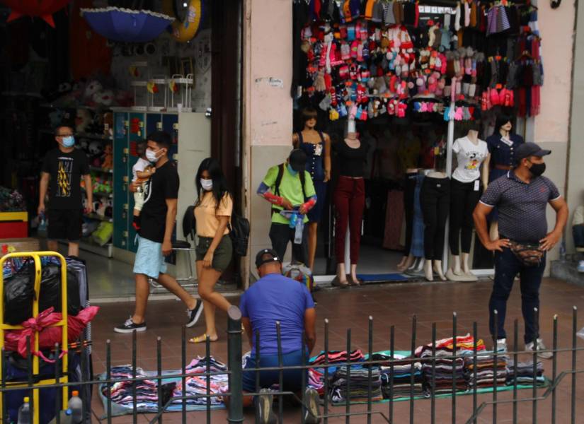 Imagen ilustrativa: Comercio informal en la bahia de Guayaquil.