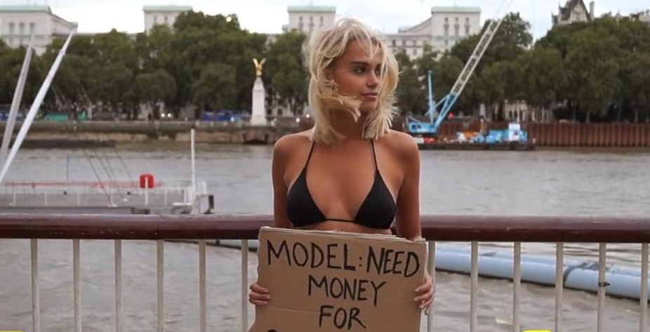 Esta modelo pidió en la calle dinero para operar sus pechos