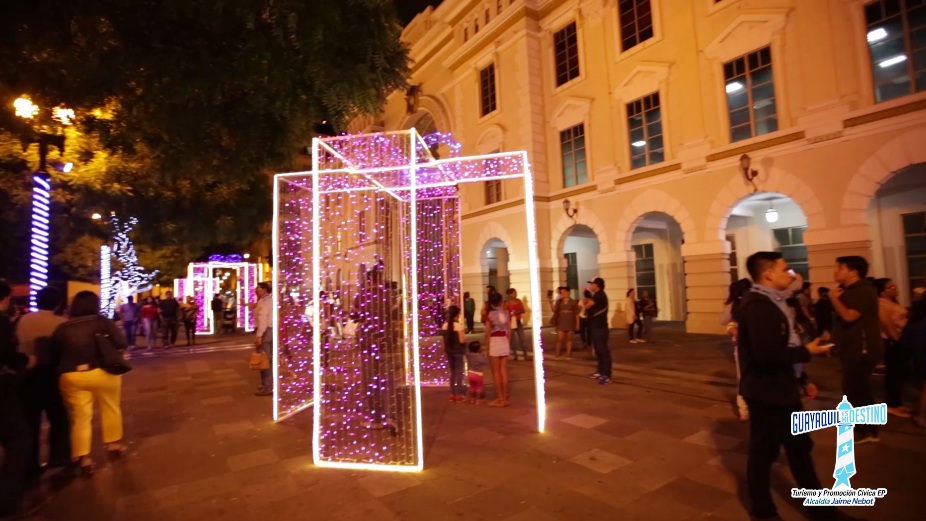 La iluminación de la Plaza de la Administración vistió de Navidad a Guayaquil